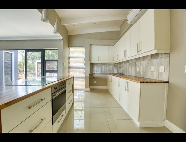 4 BEDROOM HOUSE FOR SALE IN PALM LAKES ESTATE